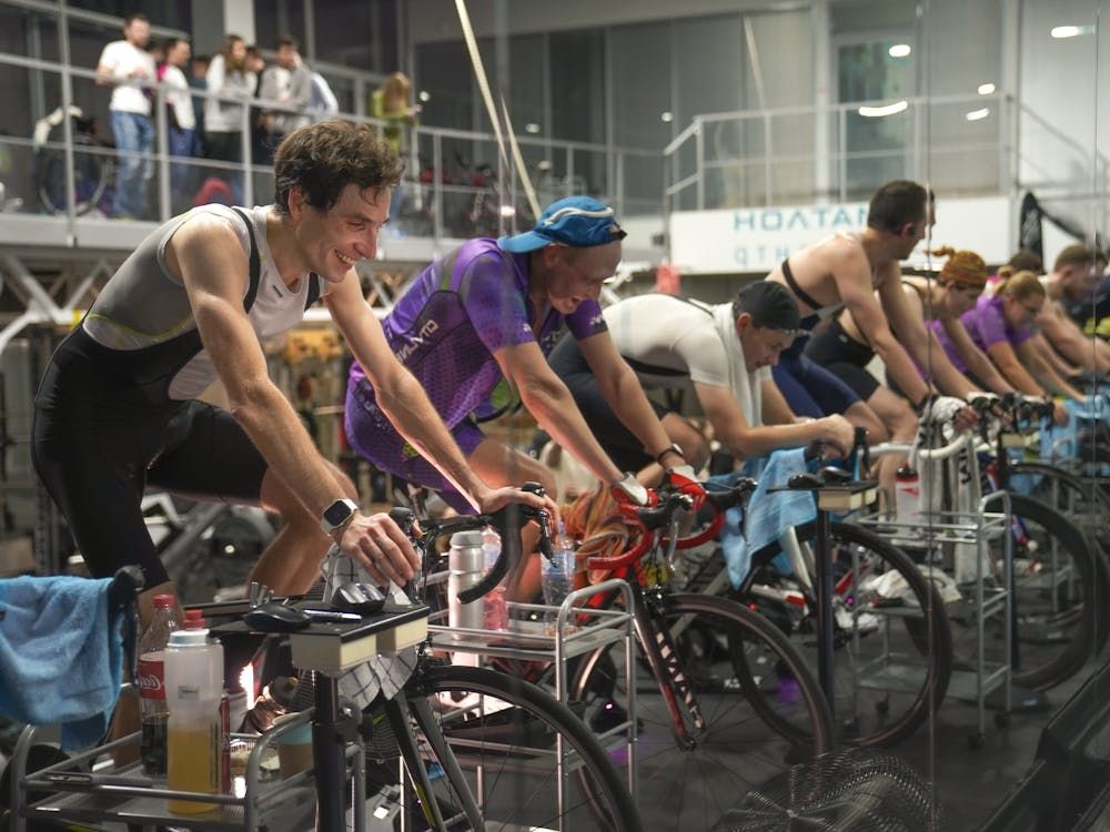 Deltagare i intensiv indoor cycling-session — indoor racing på Zwift