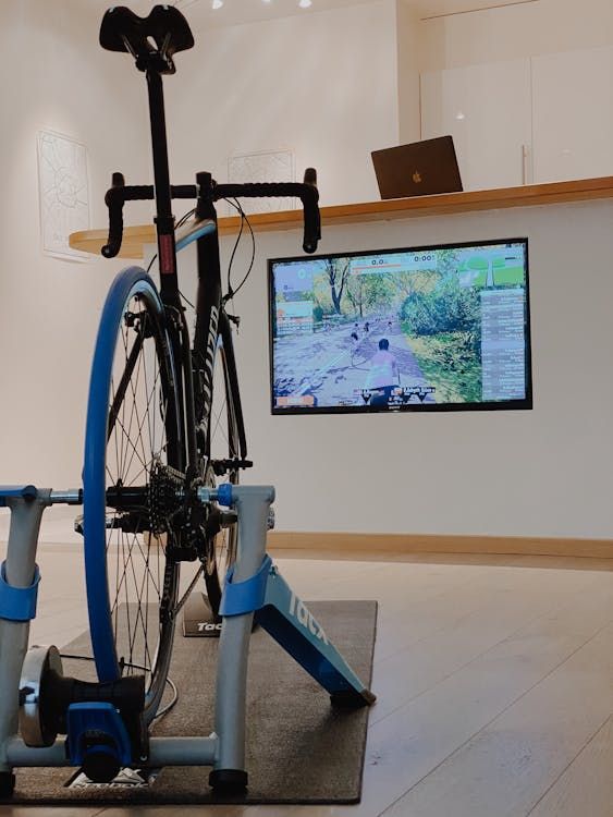 Racercykel monterad på direktdriven smart trainer i hem-setup